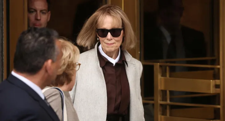 “Donald Trump đã cưỡng hiếp tôi”, nhà văn E Jean Carroll làm chứng tại tòa án New York - Ảnh 1. “Donald Trump đã cưỡng hiếp tôi”, nhà văn E Jean Carroll làm chứng tại tòa án New York - Ảnh 1.