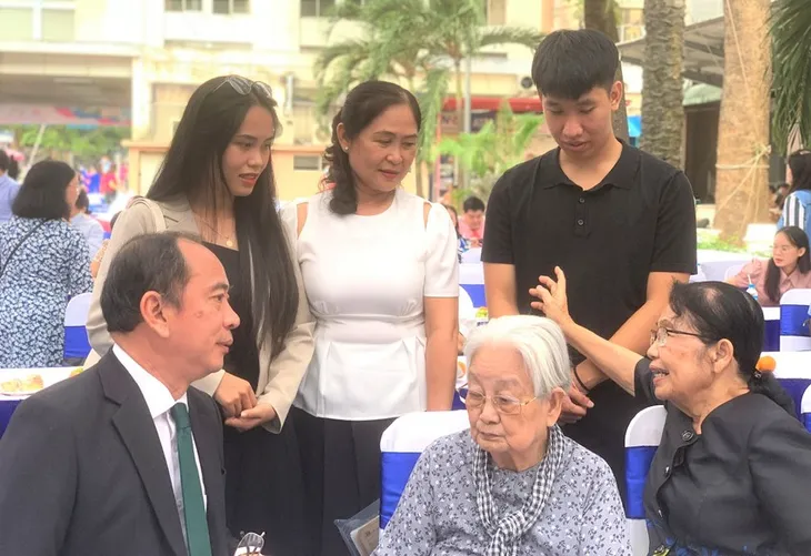 25 năm ngày những em bé đầu tiên chào đời nhờ thụ tinh trong ống nghiệm - Ảnh 1. 25 năm ngày những em bé đầu tiên chào đời nhờ thụ tinh trong ống nghiệm - Ảnh 1.