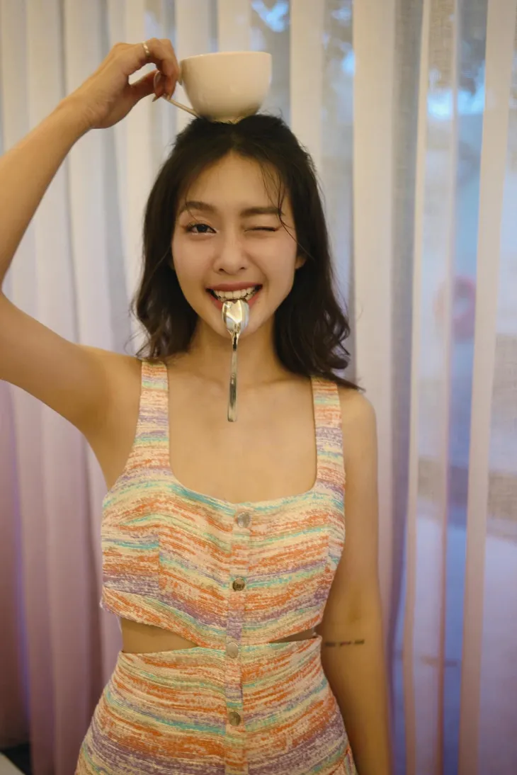 Khả Ngân bất ngờ với tiết trời Hà Nội - Ảnh 1. Khả Ngân bất ngờ với tiết trời Hà Nội - Ảnh 1.