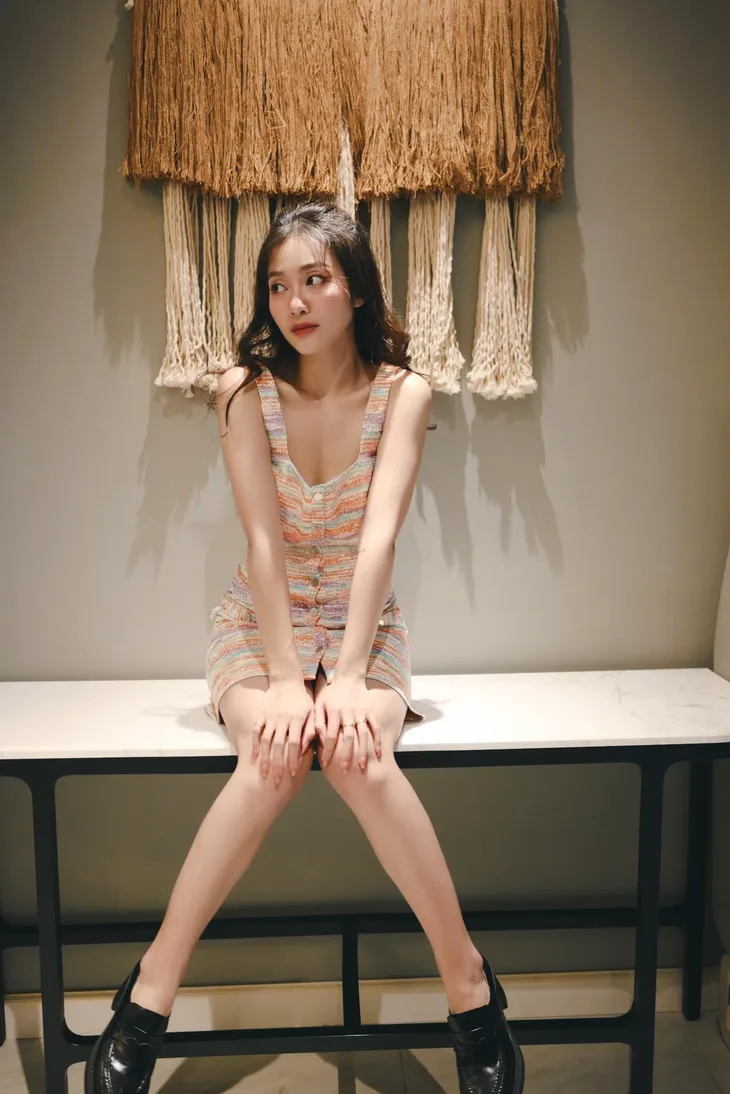 Khả Ngân bất ngờ với tiết trời Hà Nội - Ảnh 4. Khả Ngân bất ngờ với tiết trời Hà Nội - Ảnh 4.