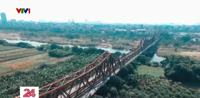 Những chuyện đời dưới chân cầu Long Biên - Ảnh 1. Những chuyện đời dưới chân cầu Long Biên - Ảnh 1.