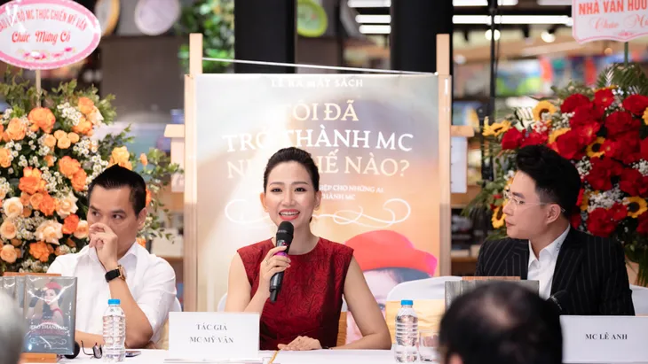 MC Mỹ Vân ra mắt sách - Ảnh 1. MC Mỹ Vân ra mắt sách - Ảnh 1.