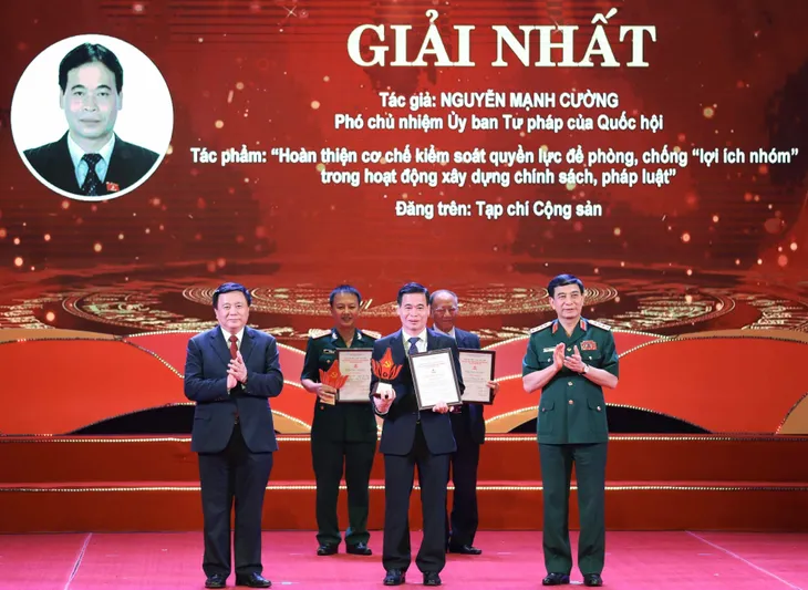Trao giải cuộc thi viết bảo vệ nền tảng tư tưởng của Đảng - Ảnh 2. Trao giải cuộc thi viết bảo vệ nền tảng tư tưởng của Đảng - Ảnh 2.