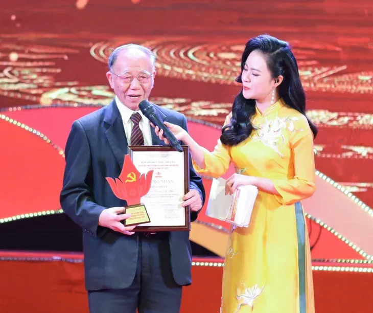 Trao giải cuộc thi viết bảo vệ nền tảng tư tưởng của Đảng - Ảnh 3. Trao giải cuộc thi viết bảo vệ nền tảng tư tưởng của Đảng - Ảnh 3.