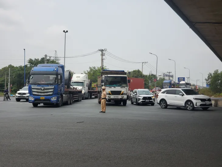 CSGT TP Hồ Chí Minh khuyến cáo người dân đi lại an toàn dịp nghỉ lễ - Ảnh 1. CSGT TP Hồ Chí Minh khuyến cáo người dân đi lại an toàn dịp nghỉ lễ - Ảnh 1.