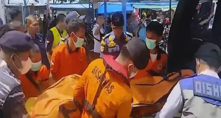 Chìm tàu cao tốc tại Indonesia, ít nhất 11 người thiệt mạng - Ảnh 1. Chìm tàu cao tốc tại Indonesia, ít nhất 11 người thiệt mạng - Ảnh 1.