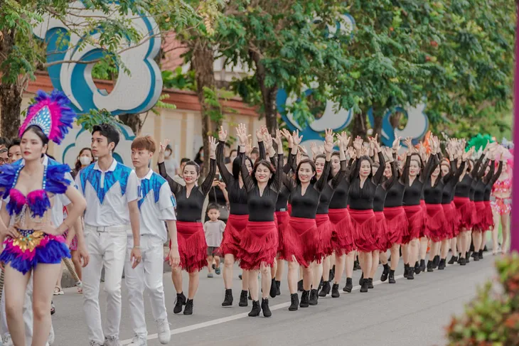 Thành phố Đồng Hới rực rỡ sắc màu lễ hội - Ảnh 2. Thành phố Đồng Hới rực rỡ sắc màu lễ hội - Ảnh 2.