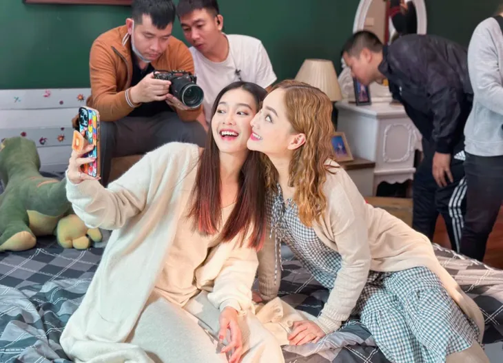 Hậu trường Gia đình mình vui bất thình lình: Khả Ngân - Lan Phương quậy tới bến - Ảnh 9. Hậu trường Gia đình mình vui bất thình lình: Khả Ngân - Lan Phương quậy tới bến - Ảnh 9.