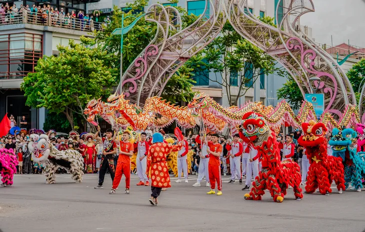 Thành phố Đồng Hới rực rỡ sắc màu lễ hội - Ảnh 4. Thành phố Đồng Hới rực rỡ sắc màu lễ hội - Ảnh 4.