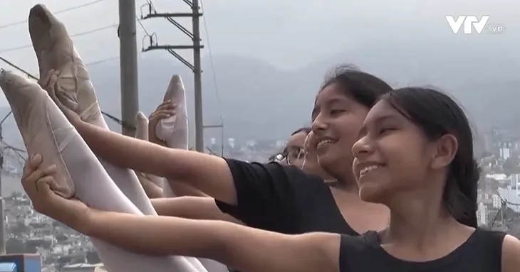 Múa ballet mang lại hy vọng cho cư dân nghèo Peru - Ảnh 1. Múa ballet mang lại hy vọng cho cư dân nghèo Peru - Ảnh 1.