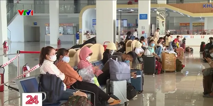 TP Hồ Chí Minh: Các bến xe tăng gấp đôi công suất phục vụ khách nghỉ lễ 30/4 - Ảnh 3. TP Hồ Chí Minh: Các bến xe tăng gấp đôi công suất phục vụ khách nghỉ lễ 30/4 - Ảnh 3.