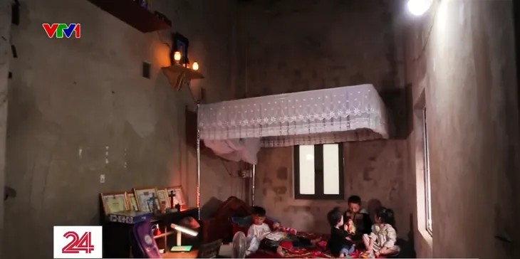 Cặp lá yêu thương: Khoảng trống trong căn nhà vắng cha - Ảnh 1. Cặp lá yêu thương: Khoảng trống trong căn nhà vắng cha - Ảnh 1.