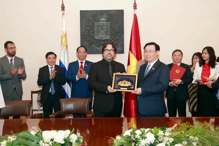 Chủ tịch Quốc hội Vương Đình Huệ tiếp quyền Thị trưởng thành phố Montevideo - Ảnh 4. Chủ tịch Quốc hội Vương Đình Huệ tiếp quyền Thị trưởng thành phố Montevideo - Ảnh 4.