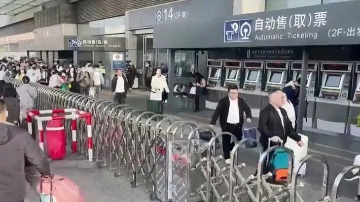 Nhiều người dân Trung Quốc không mua được vé tàu dịp nghỉ lễ 1/5 - Ảnh 1. Nhiều người dân Trung Quốc không mua được vé tàu dịp nghỉ lễ 1/5 - Ảnh 1.