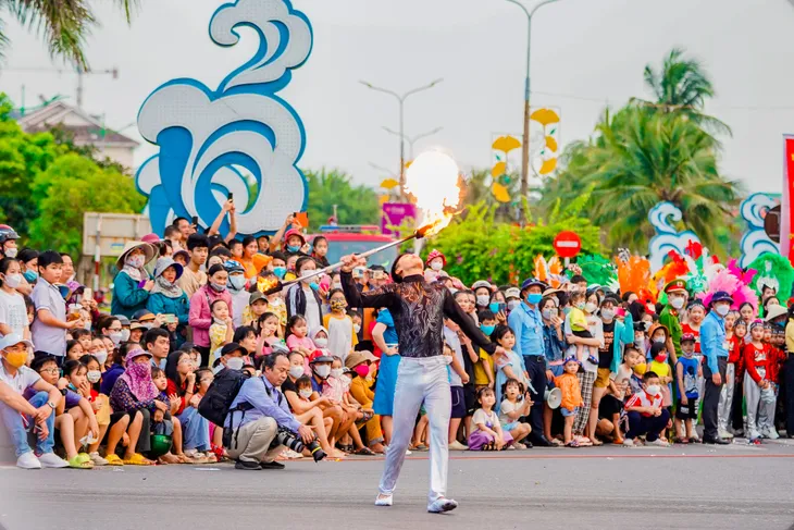 Thành phố Đồng Hới rực rỡ sắc màu lễ hội - Ảnh 15. Thành phố Đồng Hới rực rỡ sắc màu lễ hội - Ảnh 15.