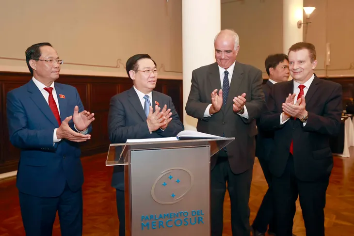 Chủ tịch Quốc hội Vương Đình Huệ hội đàm với lãnh đạo Nghị viện MERCOSUR - Ảnh 2. Chủ tịch Quốc hội Vương Đình Huệ hội đàm với lãnh đạo Nghị viện MERCOSUR - Ảnh 2.