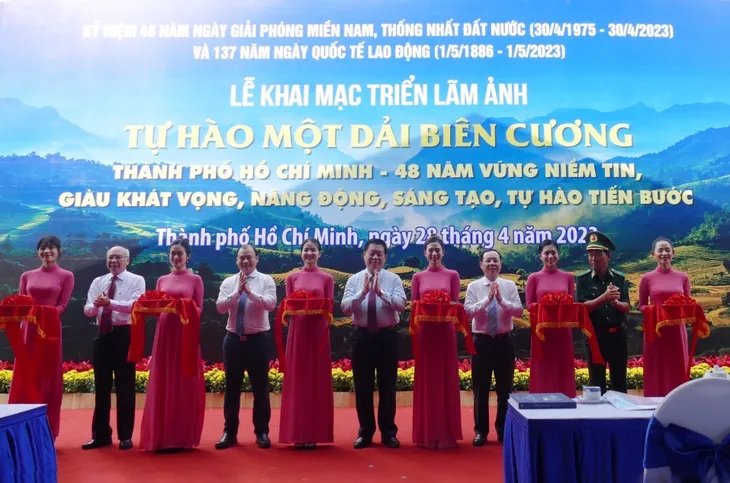 Triển lãm ảnh Tự hào một dải biên cương - Ảnh 1. Triển lãm ảnh Tự hào một dải biên cương - Ảnh 1.