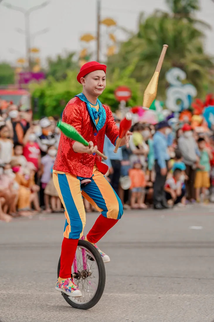Thành phố Đồng Hới rực rỡ sắc màu lễ hội - Ảnh 7. Thành phố Đồng Hới rực rỡ sắc màu lễ hội - Ảnh 7.