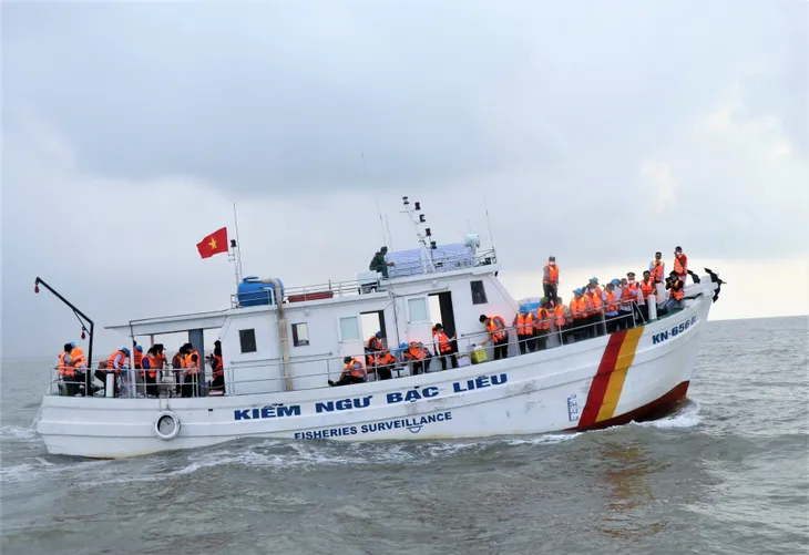 Bạc Liêu: Thả 4,2 triệu con tôm giống tái tạo nguồn lợi thủy sản - Ảnh 1. Bạc Liêu: Thả 4,2 triệu con tôm giống tái tạo nguồn lợi thủy sản - Ảnh 1.