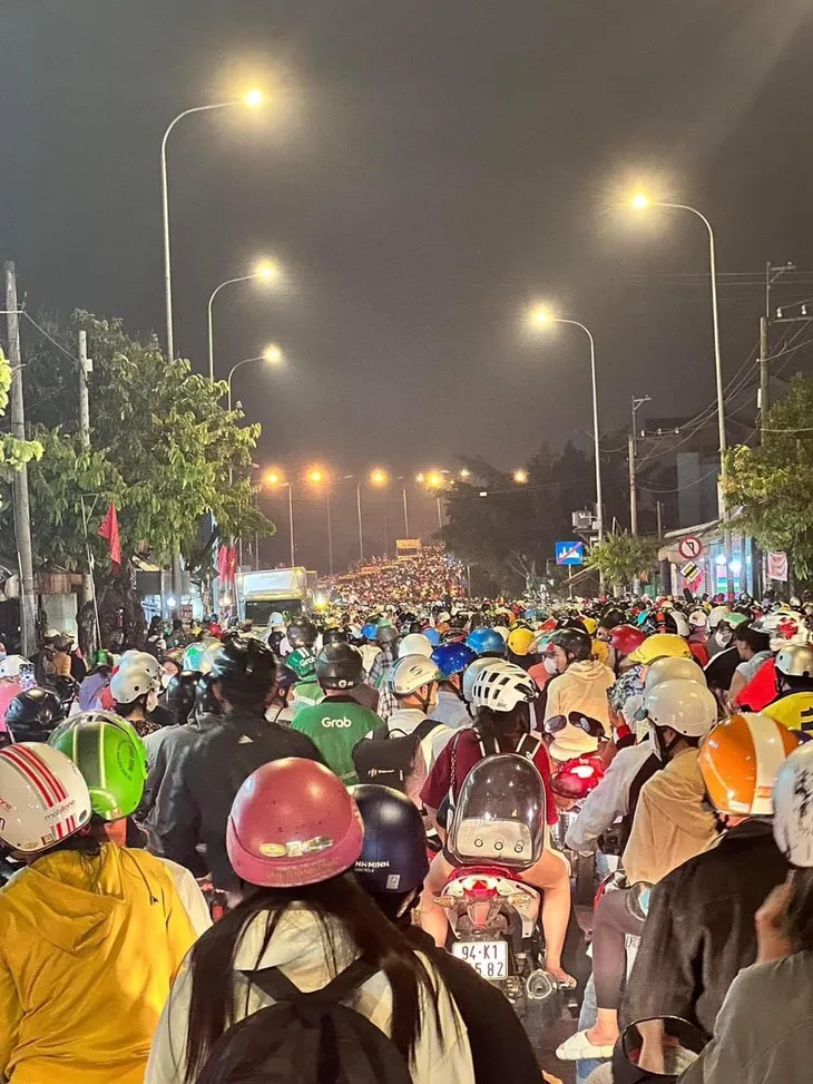 Nhiều tuyến đường ở Bình Dương kẹt xe, ùn ứ đến nửa đêm - Ảnh 1. Nhiều tuyến đường ở Bình Dương kẹt xe, ùn ứ đến nửa đêm - Ảnh 1.