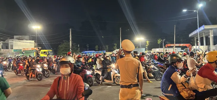 Nhiều tuyến đường ở Bình Dương kẹt xe, ùn ứ đến nửa đêm - Ảnh 2. Nhiều tuyến đường ở Bình Dương kẹt xe, ùn ứ đến nửa đêm - Ảnh 2.