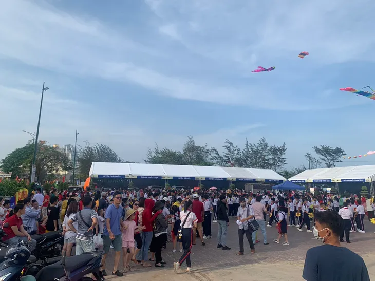 Vũng Tàu: Đón gần 60.000 du khách ngày đầu nghỉ lễ 30/4-1/5 - Ảnh 2. Vũng Tàu: Đón gần 60.000 du khách ngày đầu nghỉ lễ 30/4-1/5 - Ảnh 2.
