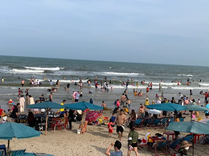 Vũng Tàu: Đón gần 60.000 du khách ngày đầu nghỉ lễ 30/4-1/5 - Ảnh 3. Vũng Tàu: Đón gần 60.000 du khách ngày đầu nghỉ lễ 30/4-1/5 - Ảnh 3.