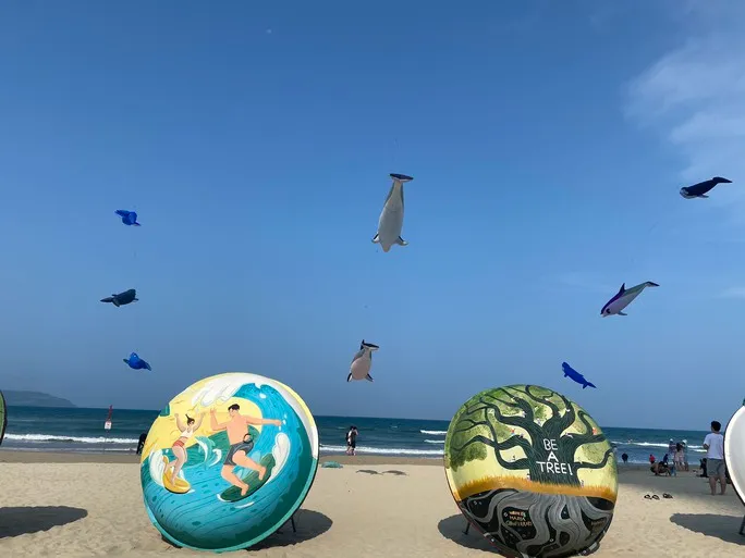 Biển Đà Nẵng rực rỡ sắc màu, đông đúc du khách - Ảnh 2. Biển Đà Nẵng rực rỡ sắc màu, đông đúc du khách - Ảnh 2.