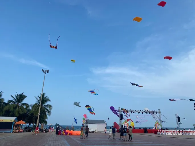 Biển Đà Nẵng rực rỡ sắc màu, đông đúc du khách - Ảnh 3. Biển Đà Nẵng rực rỡ sắc màu, đông đúc du khách - Ảnh 3.
