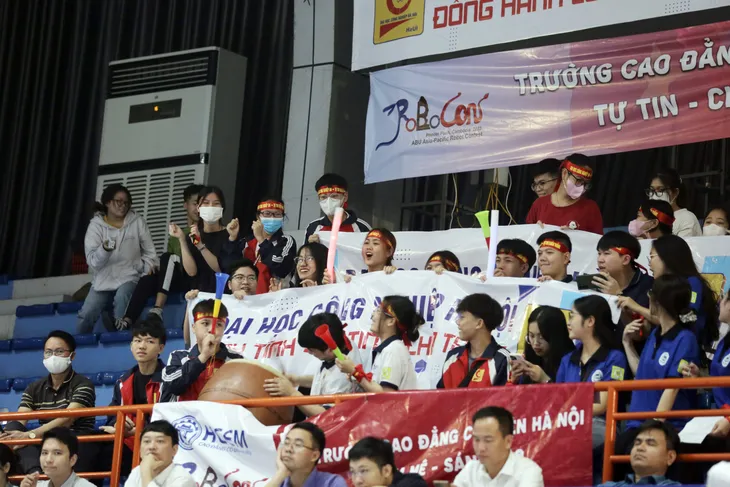 Không khí sôi động từ phía khán đài vòng loại Robocon Việt Nam 2023 - Ảnh 4.
