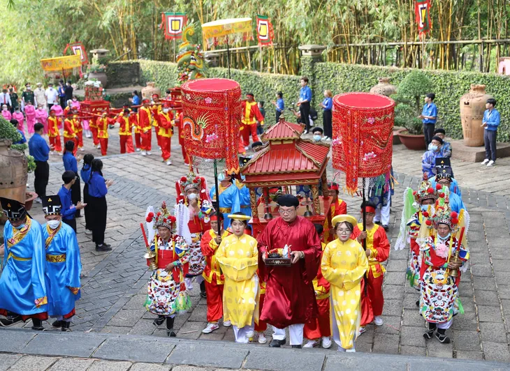 Lãnh đạo TP Hồ Chí Minh và đông đảo người dân dâng hương Giỗ Tổ Hùng Vương - Ảnh 3. Lãnh đạo TP Hồ Chí Minh và đông đảo người dân dâng hương Giỗ Tổ Hùng Vương - Ảnh 3.