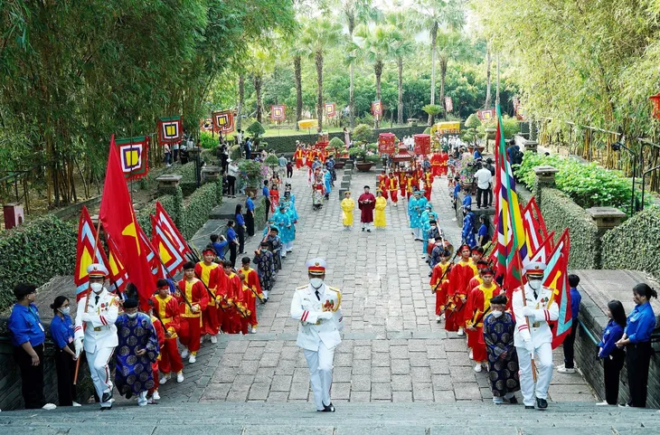Lãnh đạo TP Hồ Chí Minh và đông đảo người dân dâng hương Giỗ Tổ Hùng Vương - Ảnh 2. Lãnh đạo TP Hồ Chí Minh và đông đảo người dân dâng hương Giỗ Tổ Hùng Vương - Ảnh 2.