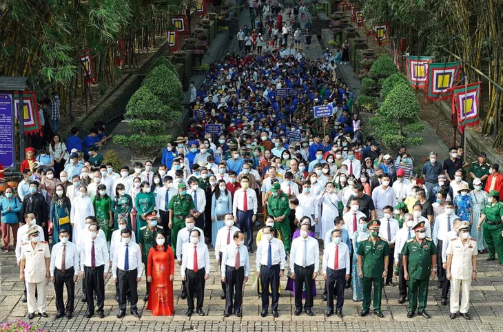 Lãnh đạo TP Hồ Chí Minh và đông đảo người dân dâng hương Giỗ Tổ Hùng Vương - Ảnh 1. Lãnh đạo TP Hồ Chí Minh và đông đảo người dân dâng hương Giỗ Tổ Hùng Vương - Ảnh 1.