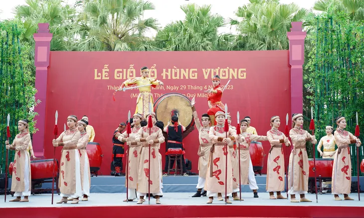 Lãnh đạo TP Hồ Chí Minh và đông đảo người dân dâng hương Giỗ Tổ Hùng Vương - Ảnh 4. Lãnh đạo TP Hồ Chí Minh và đông đảo người dân dâng hương Giỗ Tổ Hùng Vương - Ảnh 4.