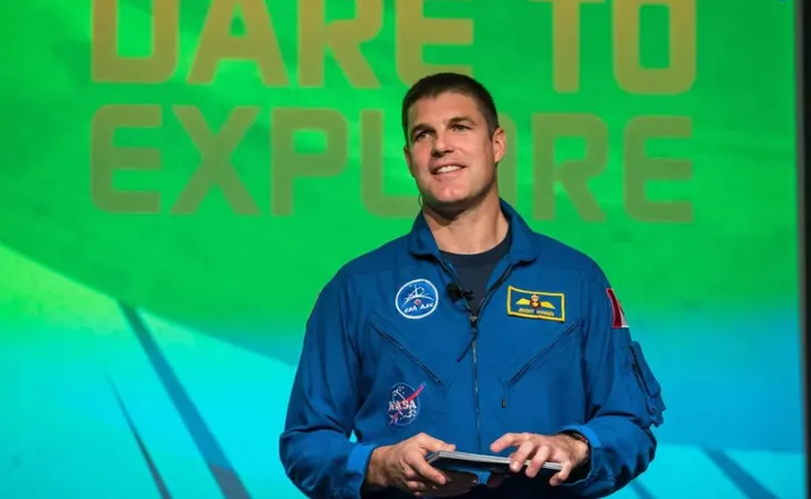 NASA công bố bốn phi hành gia cho sứ mệnh mặt trăng đầu tiên sau 50 năm - Ảnh 1. NASA công bố bốn phi hành gia cho sứ mệnh mặt trăng đầu tiên sau 50 năm - Ảnh 1.