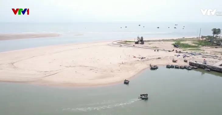 Cửa biển cạn gây khó khăn cho ngư dân - Ảnh 1.