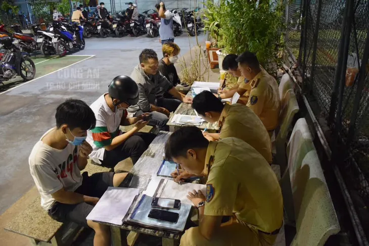 Hàng loạt xe máy đậu đỗ tràn lan tại phố đi bộ Nguyễn Huệ bị đưa về Công an phường - Ảnh 2. Hàng loạt xe máy đậu đỗ tràn lan tại phố đi bộ Nguyễn Huệ bị đưa về Công an phường - Ảnh 2.