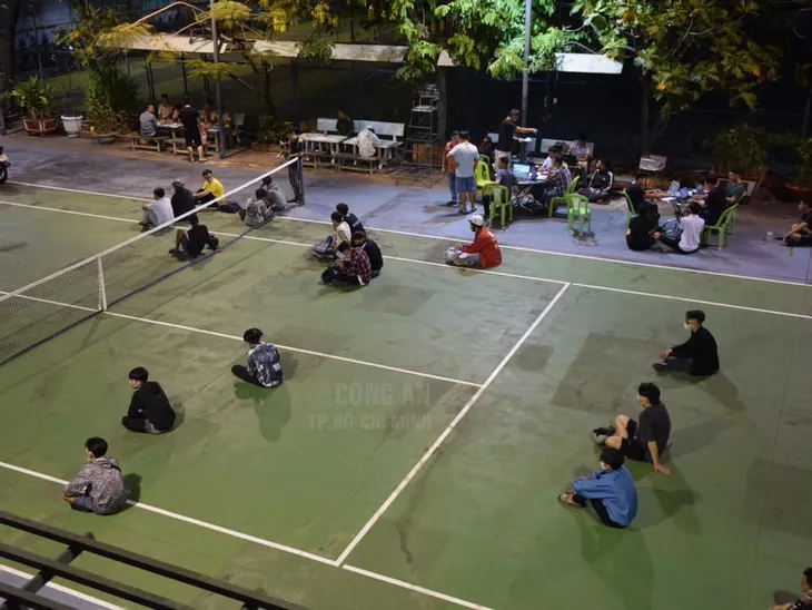 Hàng loạt xe máy đậu đỗ tràn lan tại phố đi bộ Nguyễn Huệ bị đưa về Công an phường - Ảnh 1. Hàng loạt xe máy đậu đỗ tràn lan tại phố đi bộ Nguyễn Huệ bị đưa về Công an phường - Ảnh 1.