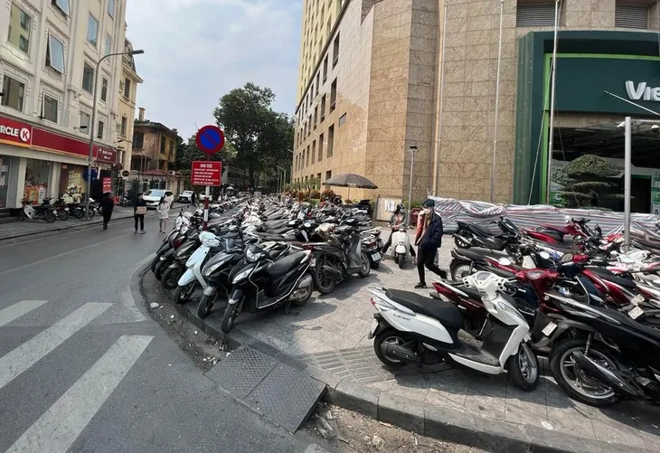 3 quận, huyện tại Hà Nội xử lý vi phạm vỉa hè chưa tương xứng - Ảnh 1. 3 quận, huyện tại Hà Nội xử lý vi phạm vỉa hè chưa tương xứng - Ảnh 1.