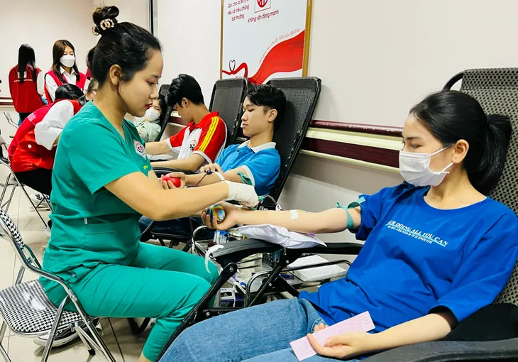 Ngày Quốc tế người hiến máu 14/6: Thường xuyên hiến máu để chia sẻ yêu thương, trao sự sống - Ảnh 1. Ngày Quốc tế người hiến máu 14/6: Thường xuyên hiến máu để chia sẻ yêu thương, trao sự sống - Ảnh 1.