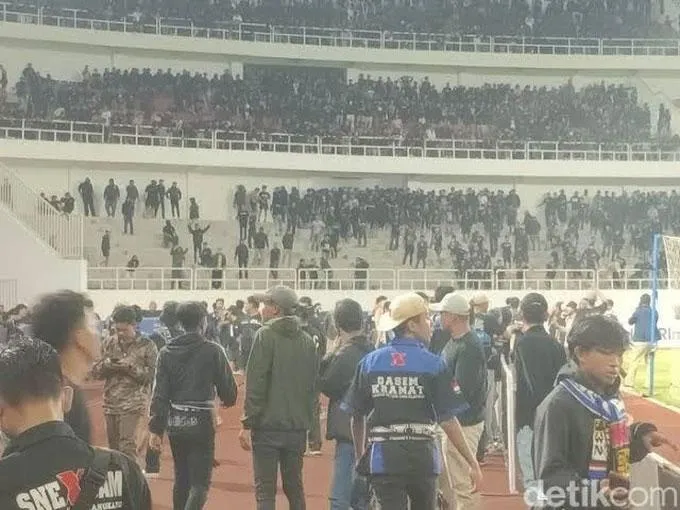 Bóng đá Indonesia lại xảy ra bạo loạn - Ảnh 2. Bóng đá Indonesia lại xảy ra bạo loạn - Ảnh 2.