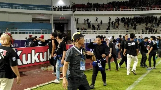 Bóng đá Indonesia lại xảy ra bạo loạn - Ảnh 3. Bóng đá Indonesia lại xảy ra bạo loạn - Ảnh 3.