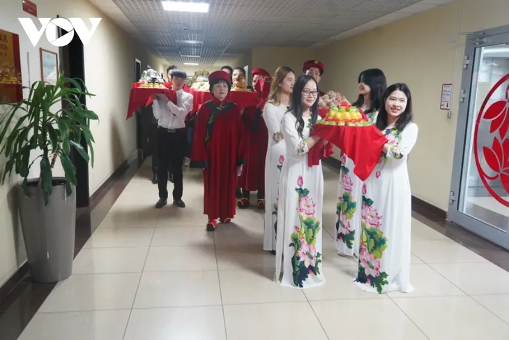Cộng đồng người Việt tại Lào thành kính tổ chức Lễ Giỗ Tổ Hùng Vương - Ảnh 2. Cộng đồng người Việt tại Lào thành kính tổ chức Lễ Giỗ Tổ Hùng Vương - Ảnh 2.