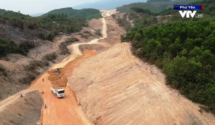 Rộn ràng không khí thi công trên cao tốc Bắc - Nam - Ảnh 2. Rộn ràng không khí thi công trên cao tốc Bắc - Nam - Ảnh 2.