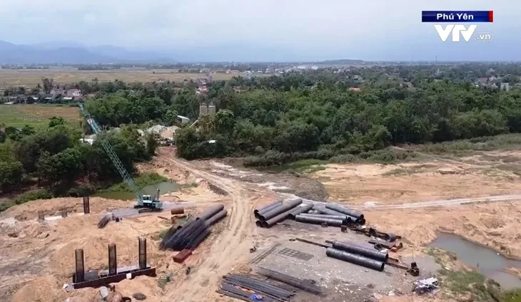 Rộn ràng không khí thi công trên cao tốc Bắc - Nam - Ảnh 3. Rộn ràng không khí thi công trên cao tốc Bắc - Nam - Ảnh 3.