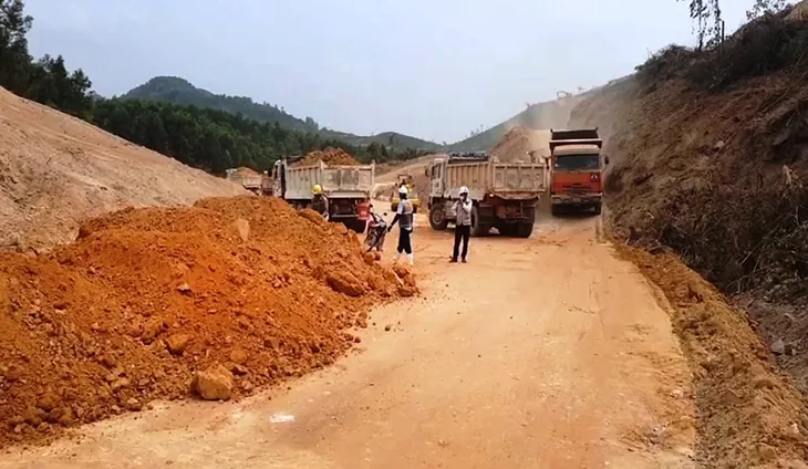 Rộn ràng không khí thi công trên cao tốc Bắc - Nam - Ảnh 1. Rộn ràng không khí thi công trên cao tốc Bắc - Nam - Ảnh 1.