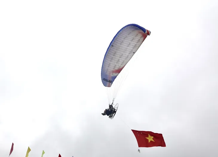Khai mạc Festival dù lượn “Bay trên mùa nước đổ” - Ảnh 1. Khai mạc Festival dù lượn “Bay trên mùa nước đổ” - Ảnh 1.