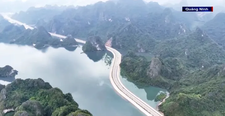 Khánh thành tuyến đường bao biển Hạ Long - Cẩm Phả - Ảnh 1. Khánh thành tuyến đường bao biển Hạ Long - Cẩm Phả - Ảnh 1.
