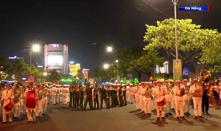 Biểu diễn nhạc kèn diễu hành đường phố - Ảnh 2. Biểu diễn nhạc kèn diễu hành đường phố - Ảnh 2.