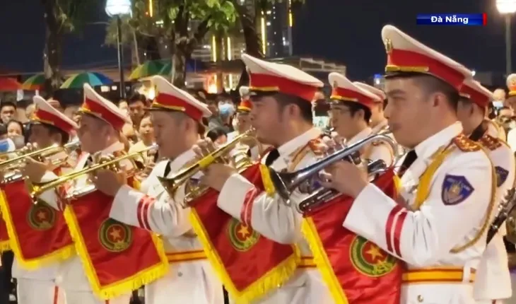 Biểu diễn nhạc kèn diễu hành đường phố - Ảnh 3. Biểu diễn nhạc kèn diễu hành đường phố - Ảnh 3.